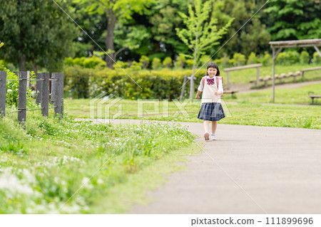 運載小包的微笑的女孩 111899696