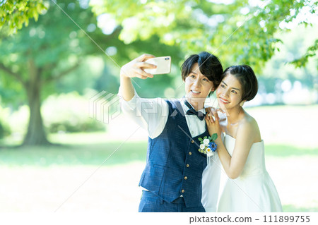 新娘和新郎拍照 111899755