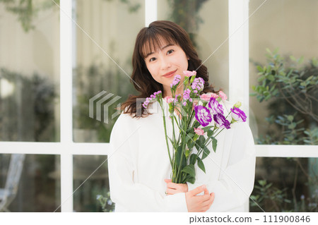 拿著一束花的年輕女子美麗形象 111900846