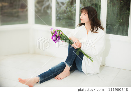 拿著一束花的年輕女子美麗形象 拿著一束花的年輕女子美麗形象 111900848