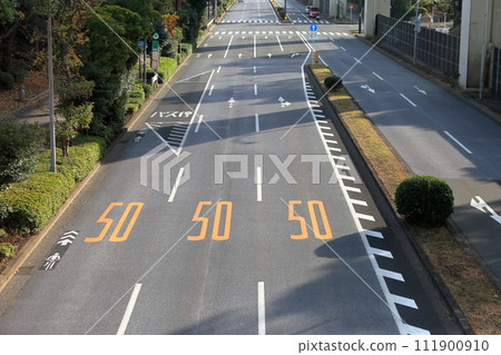 每邊 3 車道的道路 每邊 3 車道的道路 111900910