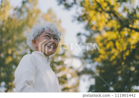 公園裡 60 多歲的微笑女人 111901442