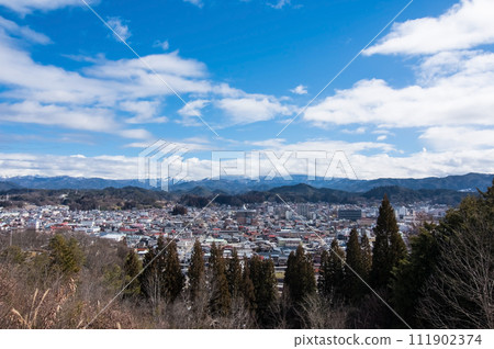 從阿爾卑斯山展望公園「天空公園」眺望高山市區和飛驒山脈 從阿爾卑斯山展望公園「天空公園」眺望高山市區和飛驒山脈 111902374