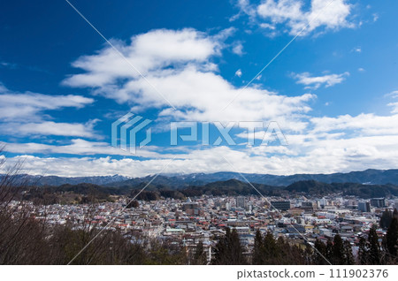 從阿爾卑斯山展望公園「天空公園」眺望高山市區和飛驒山脈 從阿爾卑斯山展望公園「天空公園」眺望高山市區和飛驒山脈 111902376