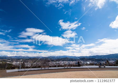 從阿爾卑斯山展望公園「天空公園」眺望高山市區和飛驒山脈 111902377