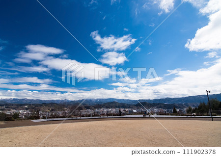 從阿爾卑斯山展望公園「天空公園」眺望高山市區和飛驒山脈 111902378