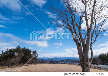 從阿爾卑斯山展望公園「天空公園」眺望高山市區和飛驒山脈 111902382