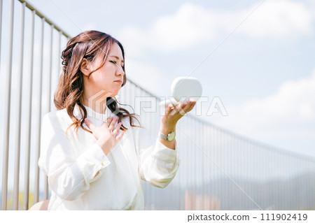 A woman/business woman who retouches her makeup/makeup A woman/business woman who retouches her makeup/makeup 111902419