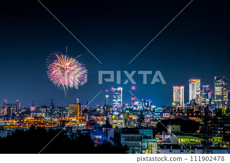 煙火和摩天大樓的夜景 111902478