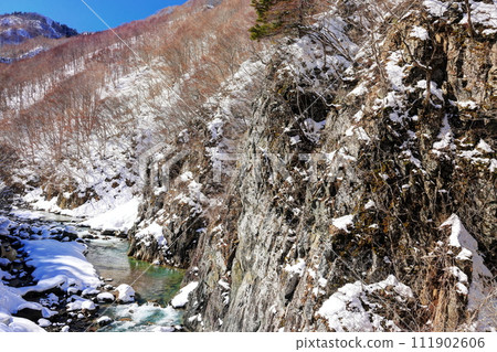 冬天的秋山鄉中津川溪谷 111902606