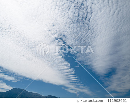 藍天有鱗片雲和鱗片雲 藍天有鱗片雲和鱗片雲 111902661