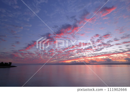 Sunrise sky from Kouri Ohashi Bridge, which connects Kouri Island and Yagaji Island in the direction of Okinawa's main island, Nakijin Village, Kunigami District, Okinawa Prefecture Sunrise sky from Kouri Ohashi Bridge, which connects Kouri Island and Yagaji Island in the direction of Okinawa's main island, Nakijin Village, Kunigami District, Okinawa Prefecture 111902666
