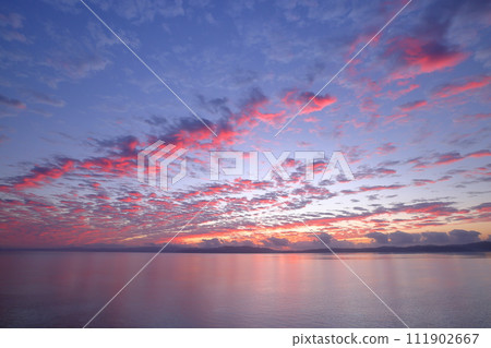 Sunrise sky from Kouri Ohashi Bridge, which connects Kouri Island and Yagaji Island in the direction of Okinawa's main island, Nakijin Village, Kunigami District, Okinawa Prefecture Sunrise sky from Kouri Ohashi Bridge, which connects Kouri Island and Yagaji Island in the direction of Okinawa's main island, Nakijin Village, Kunigami District, Okinawa Prefecture 111902667