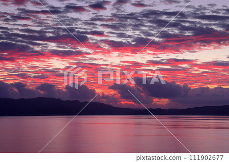 Sunrise sky from Kouri Ohashi Bridge, which connects Kouri Island and Yagaji Island in the direction of Okinawa's main island, Nakijin Village, Kunigami District, Okinawa Prefecture 111902677