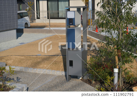 新住宅區一棟新單戶住宅的入口 111902791