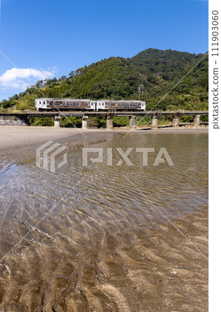 退潮時的沙紋和藍天，JR九州日南線觀光列車海幸山幸倒映在潮汐站 111903060