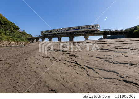 JR九州日南線白色DL Kiha 40在沙紋和藍天下越橋上行駛 111903063