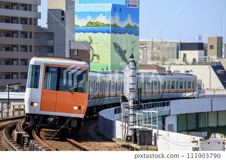 大阪地鐵中央線朝潮橋站附近運行的近鐵7000系列車 111903790