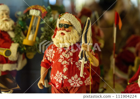 聖誕老人穿著阿羅哈襯衫和眼鏡 111904224