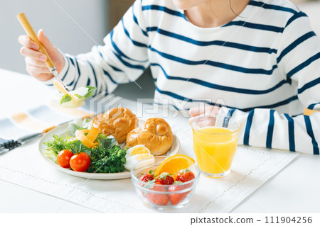 Hand of women who eats breakfast 111904256