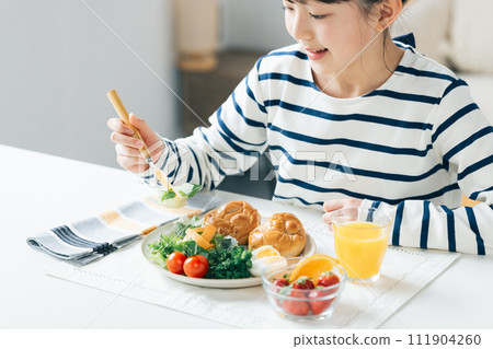 Hand of women who eats breakfast 111904260