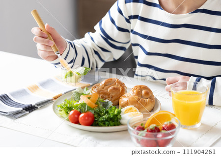 Hand of women who eats breakfast 111904261
