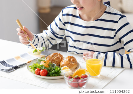 Hand of women who eats breakfast 111904262