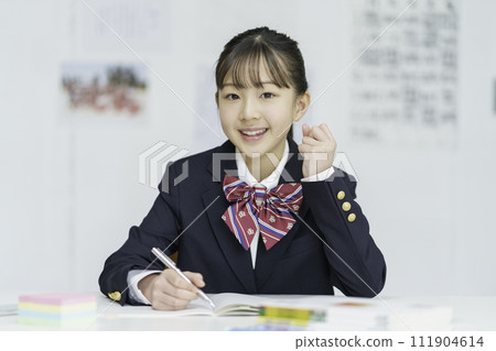 一個正在學習的女學生的肖像 111904614