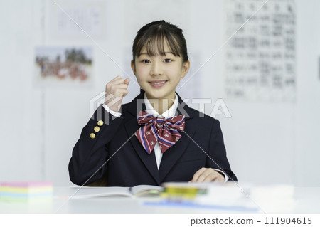 一個正在學習的女學生的肖像 111904615