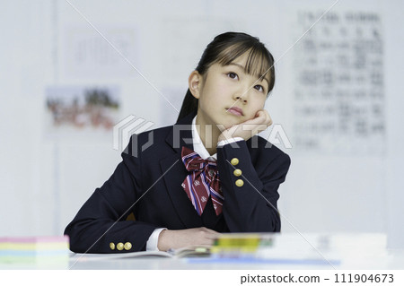 一個正在學習的女學生的肖像 111904673