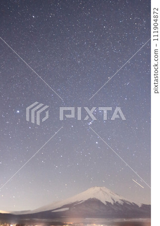 雪夜山中湖的富士山和星空 111904872