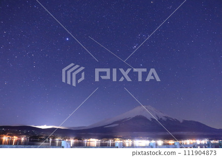 雪夜山中湖的富士山和星空 雪夜山中湖的富士山和星空 111904873