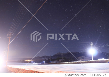 冬天雪域高原夜晚戶外燈光的光芒 冬天雪域高原夜晚戶外燈光的光芒 111905124