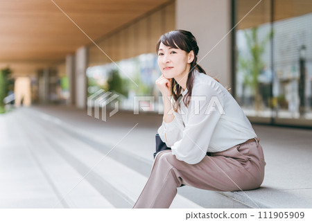 Business women and working mothers meeting at a business district/commercial facility 111905909