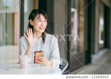 Asian businesswomen meeting, dating, socializing at a cafe (break, lunch break, lunch) Asian businesswomen meeting, dating, socializing at a cafe (break, lunch break, lunch) 111905914