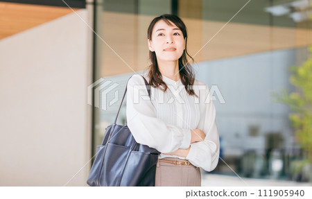 亞洲女商人和職業母親在城市辦公區散步 111905940