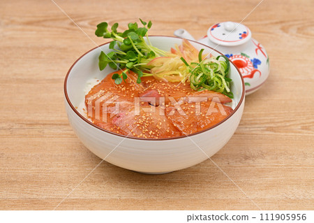 醃鰤魚蓋飯，海鮮蓋飯，鰤魚，鰤魚，蓋飯，海鮮菜餚，調味品，白蘿蔔，日本薑，蔥，芝麻。 111905956