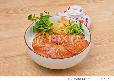 Pickled yellowtail rice bowl, seafood bowl, yellowtail, yellowtail, rice bowl, seafood dishes, condiments, daikon radish, Japanese ginger, green onions, sesame seeds. 111905958