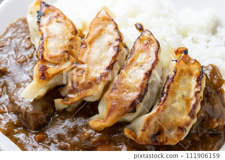 餃子咖哩飯的特寫。 餃子咖哩飯的特寫。 111906159