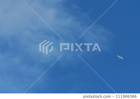 contrail clouds sky looking up winter white blue clear sky Boeing Airbus aircraft sky airplane passenger plane contrail clouds sky looking up winter white blue clear sky Boeing Airbus aircraft sky airplane passenger plane 111906366