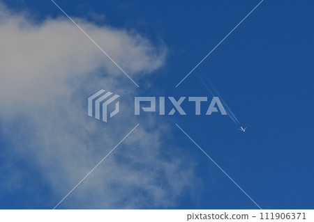 軌跡雲天空抬頭冬季白色藍色晴朗的天空波音空中巴士飛機天空飛機客機 111906371