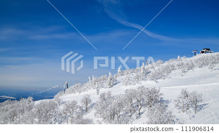 森吉山阿仁滑雪場、纜車和滑雪場的晴朗天空 森吉山阿仁滑雪場、纜車和滑雪場的晴朗天空 111906814