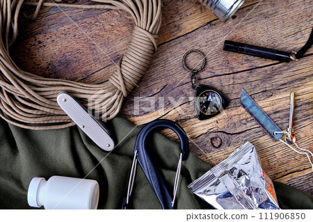 木桌上的生存工具包 111906850