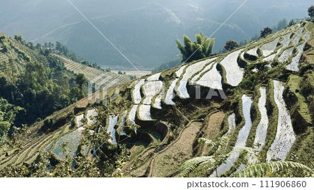 越南北部Mu Kan Chai的水稻梯田，天空倒映在水面上 111906860