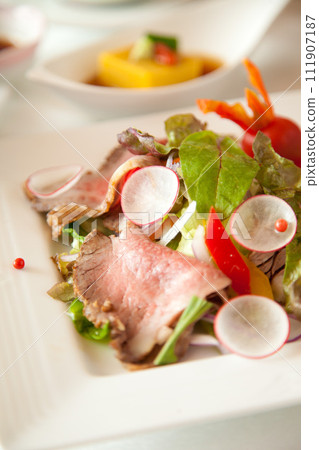 Delicious raw vegetable salad with meat 111907187