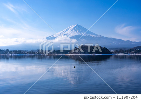 Fuji seen from the bank of Kawaguchiko Fuji seen from the bank of Kawaguchiko 111907204