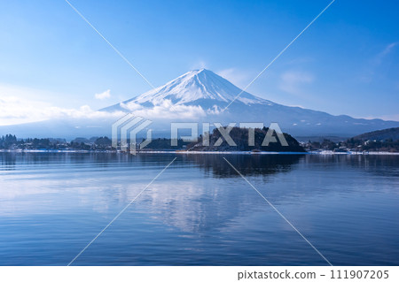 Fuji seen from the bank of Kawaguchiko Fuji seen from the bank of Kawaguchiko 111907205