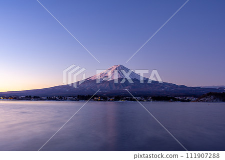 清晨從河口湖畔看到的富士山 清晨從河口湖畔看到的富士山 111907288