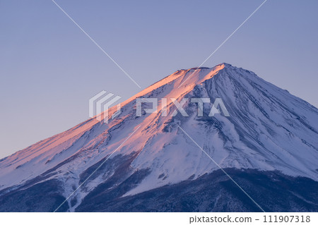 被朝陽染紅的富士山 111907318