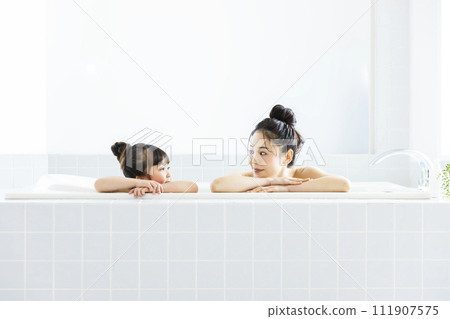 與父母和孩子一起沐浴生活方式 111907575